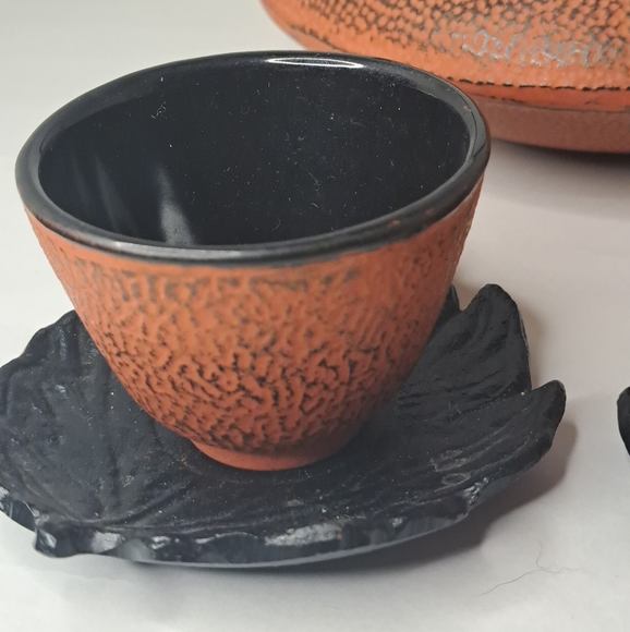 Cast Iron Japanese Tea Pot Tea Kettle, Cast Iron, 4 tea cups and 4 cup saucers. - Picture 16 of 16